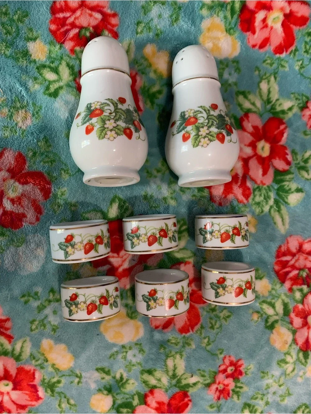 Vintage Avon Porcelain Sugar Shakers & Napkin Rings Strawberry 22Kt Gold Trim
